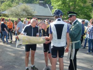 Bilsteins Schützenmajor lädt uns in die Festhalle ein: Freies Trinken, freies Essen, doch der Direktor lehnt höflich ab. Zu groß ist seine Sorge, dass sieben Helden auf einen  Schlag im Schatten der Burg versacken.