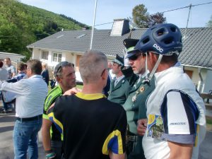 Lagebesprechung mit Hauptmann Carl.